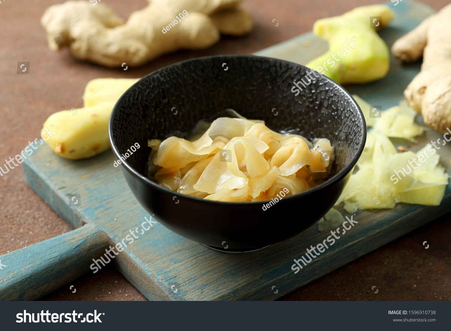 stock-photo-sushi-ginger-in-black-ceramic-bowl-1596910738